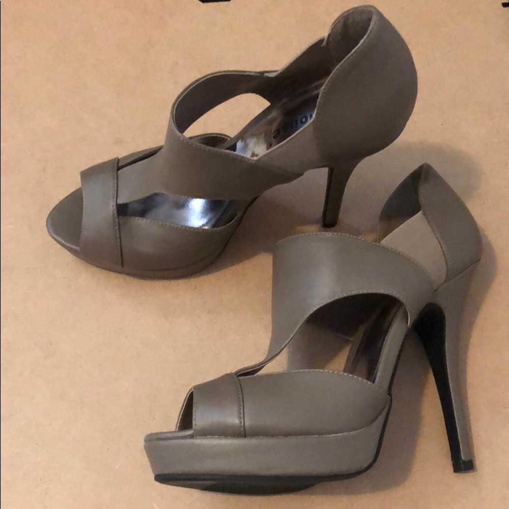 Heels - Picture 3 of 3